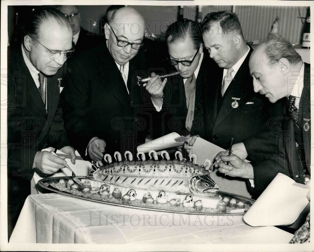 1954 Press Photo  hotel and catering exhibition,judging cold fish - Historic Images