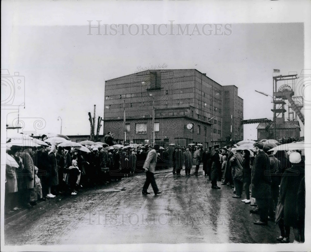 1962 Press Photo  West Germany,mine explosion has crowd waiting for victims - Historic Images