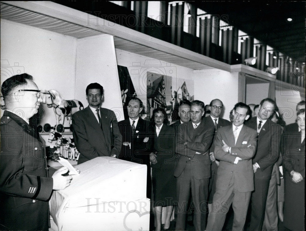 Press Photo U.S. Military Headquarters representatives - KSB30913-Historic Images