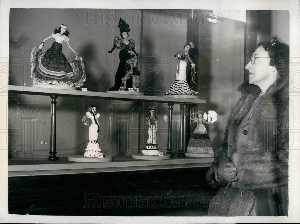 1951, The Lilian Lunn Costume Figures on display - KSB30915 - Historic Images