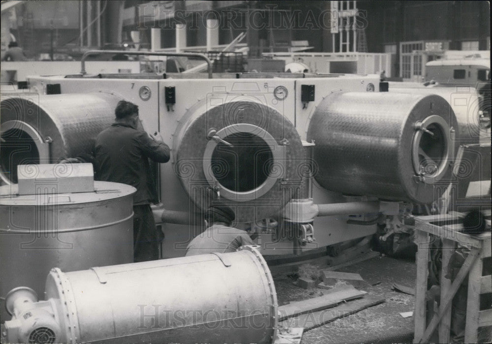 1956 Press Photo New Laundry machine shown at &quot;Collective Life&quot; show in Paris - Historic Images