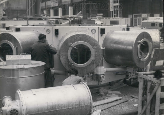 1956 Press Photo New Laundry machine shown at "Collective Life" show in Paris - Historic Images