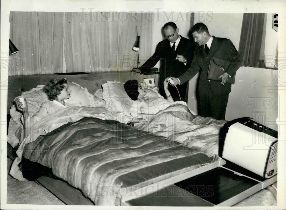 1959 Press Photo Furniture Exhibition,Slumberland bed - Historic Images