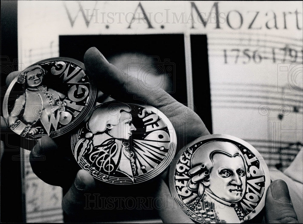 1991 Press Photo  three bronze medals at coin show - Historic Images