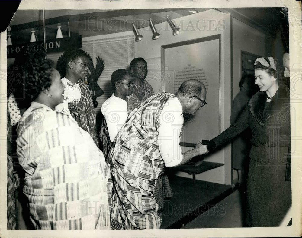 1957 Press Photo Queen visits Ideal Homs Exhibition - KSB30989-Historic Images