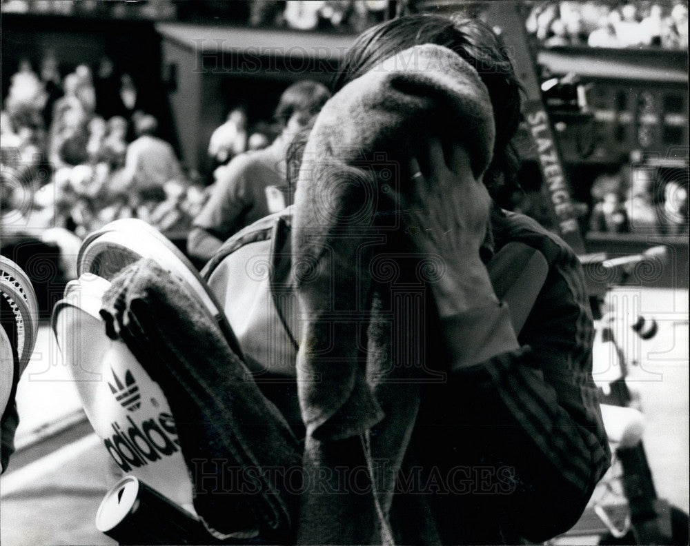 1977 Press Photo Ilie Nastase loses to Borg at Wimbledon - KSB31027-Historic Images