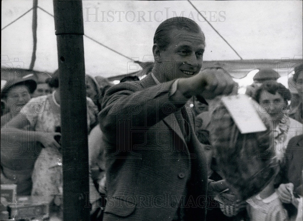 1955 Press Photo The Duke of Edinburgh takes charge of Grocery Stall in Market-Historic Images