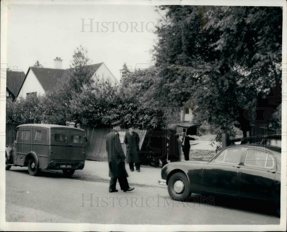 1957 Press Photo Police at site where murdered boy was found - KSB31335-Historic Images