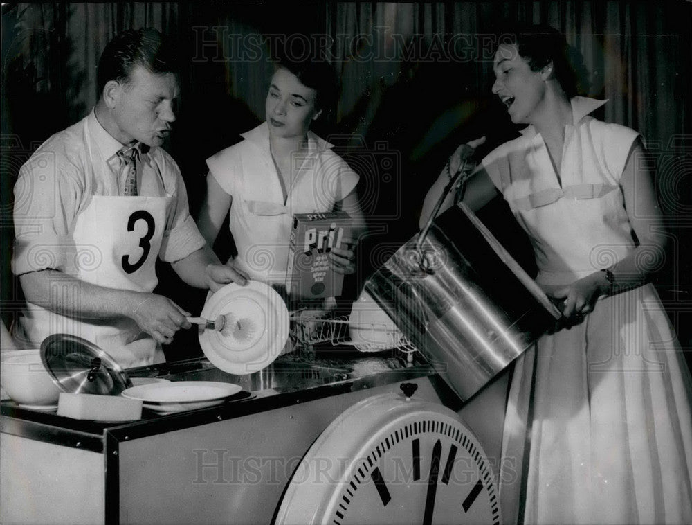 Press Photo Rinsing Competition For Men Held In Hamburg - KSB31781 - Historic Images