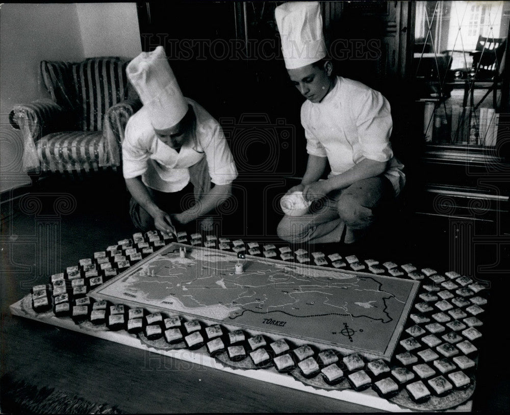 1956, A tart for 400 persons - KSB31803 - Historic Images