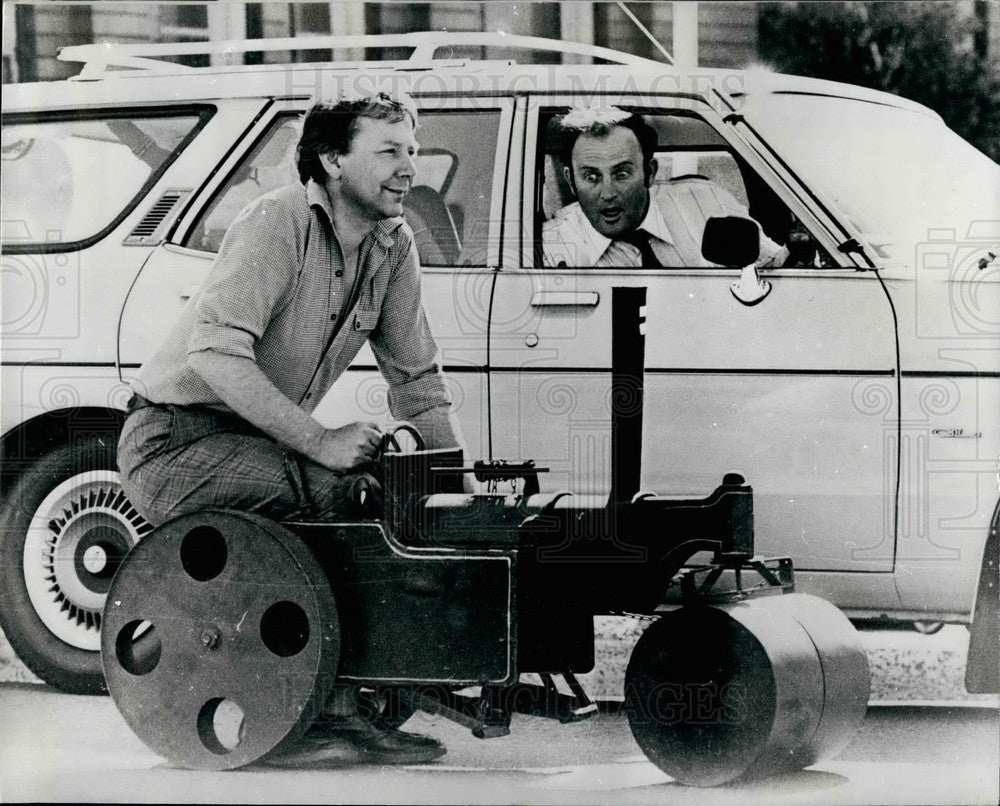 Press Photo Miniature Steamroller Proves To Be Traffic Stopper In Sydney- Historic Images