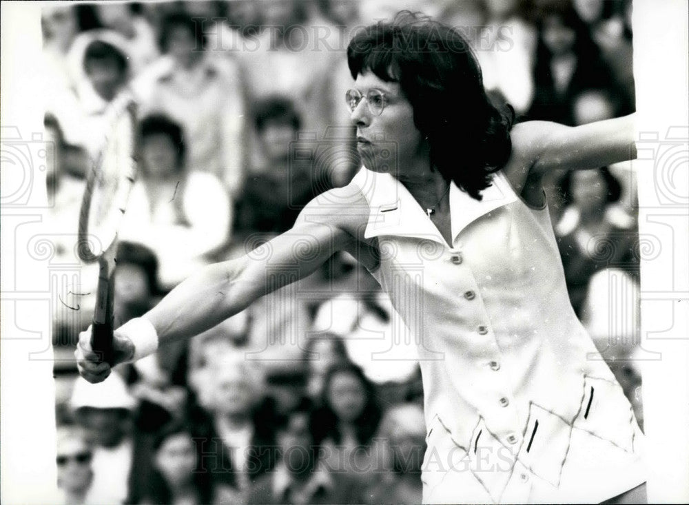 1977 Press Photo B.J. King seen in action against Chris Evert - Historic Images