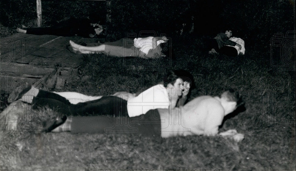 Press Photo People Relaxing On Lawn Outside Hotel - Historic Images