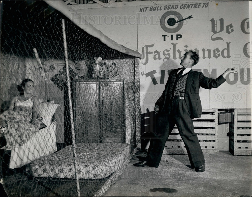 Press Photo Maureen Sutton Watches As Man Is Given Privileged Position-Historic Images