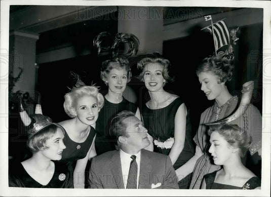 1958 Press Photo Kirk Douglas Actor Film Movie Vikings Models Wearing Creations - Historic Images