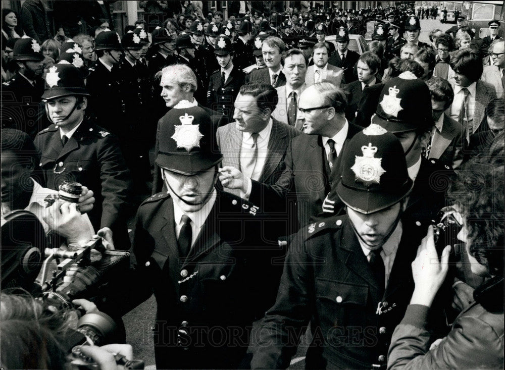 Press Photo Commissioner McNee at picket site at Willesden - KSB32013 - Historic Images