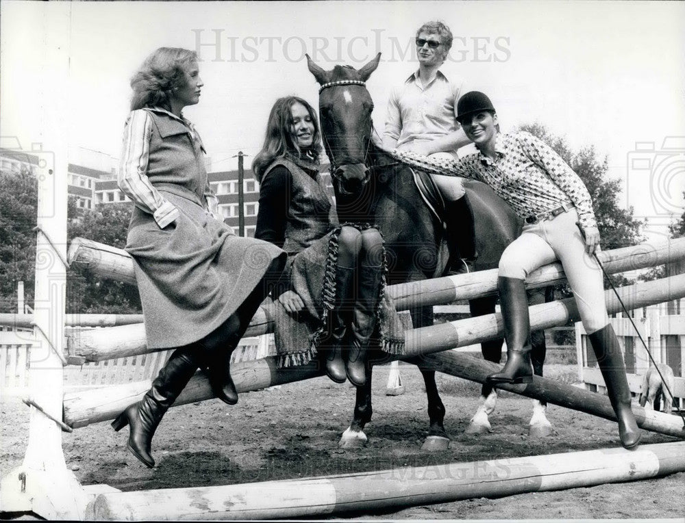 Press Photo &quot;Chasseur&quot;, the riding boot on models - KSB32059 - Historic Images