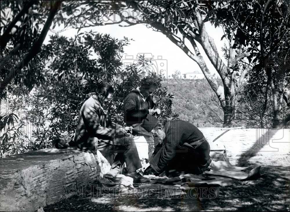 Press Photo A Monk With Two Pilgrims - KSB32177 - Historic Images