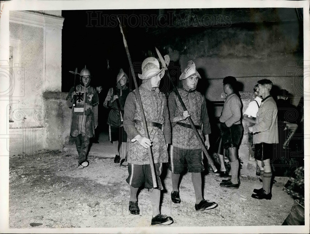 Press Photo A Guard Scene From &quot;The Judge of Weitwoerth - KSB32237-Historic Images