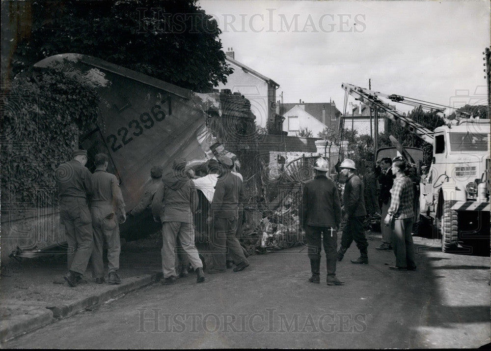 1952 US Military Plane Crash At Villeneuve-Le-Roi - Historic Images