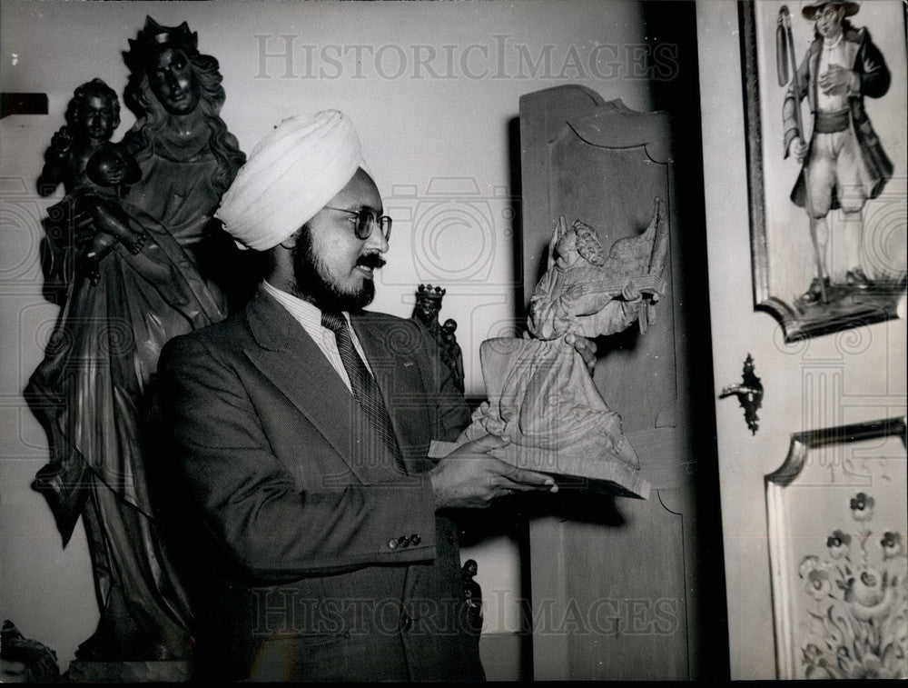 1955 Press Photo An Indian Is Interested In &quot;Oberammergau Art&quot; - Historic Images