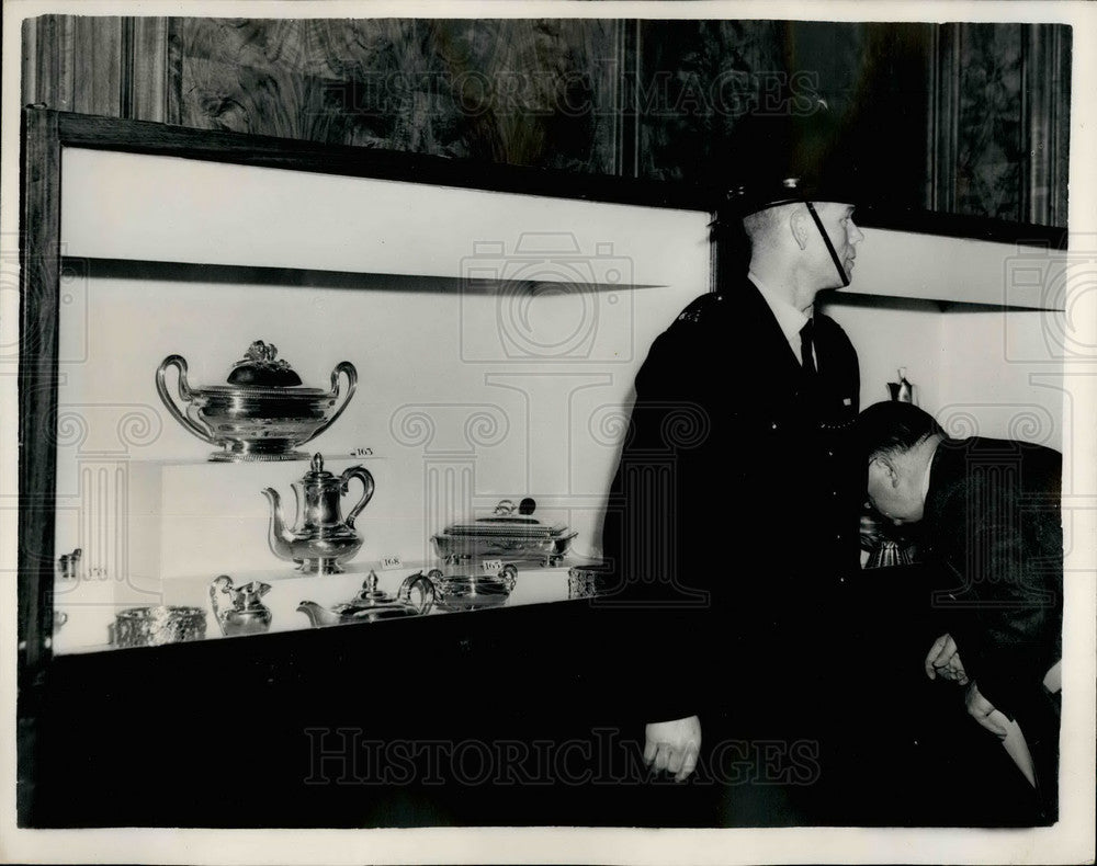 1953 Press Photo Guarded Relics Kings On Show Goldsmiths Hall Gold Silver Plate-Historic Images