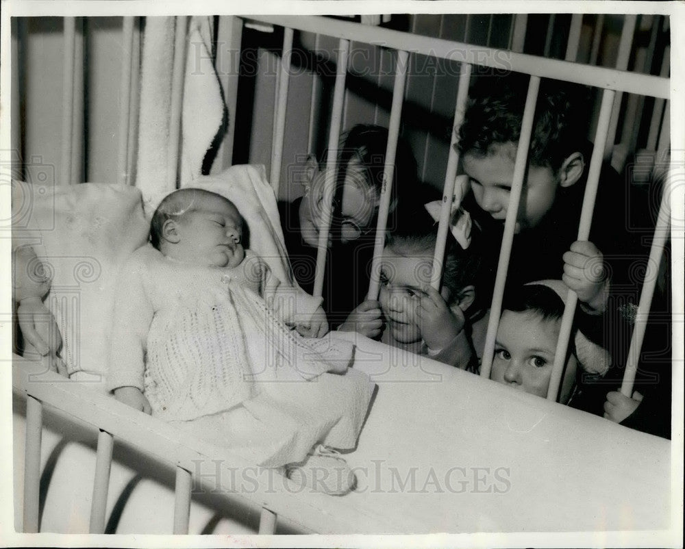 1959, Baby Abandoned Dr. Barnardo Barkingside Village Home Essex - Historic Images