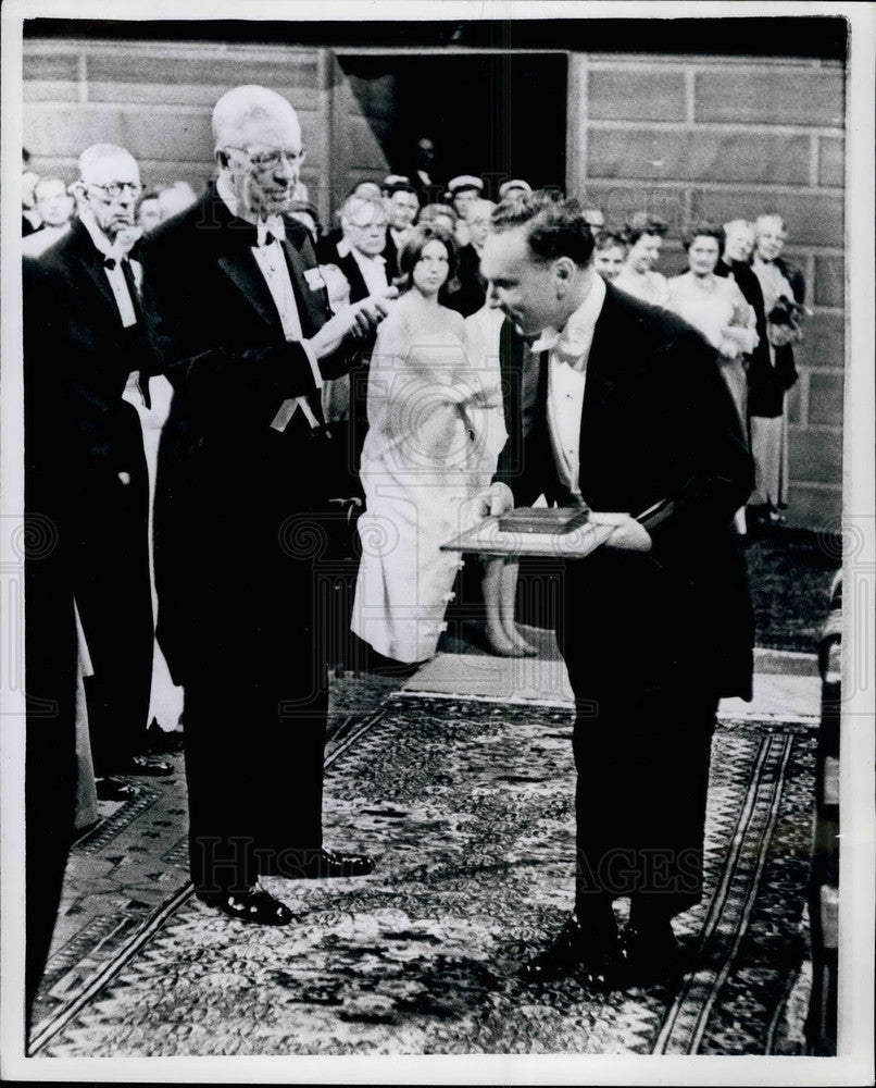 1961 Press Photo King Gustaf Adolf of Sweden presents Nobel Prizes - Historic Images