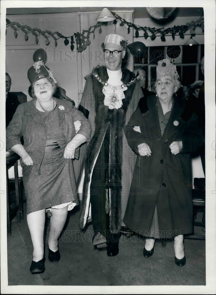 1961 Lord Mayor Sir Frederick Hoare visits the Three Score Club - Historic Images