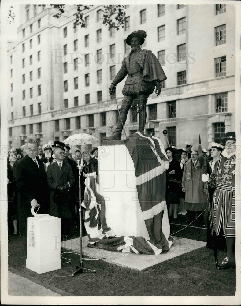 1959, Sir Walter Raleigh Statue - KSB32647 - Historic Images