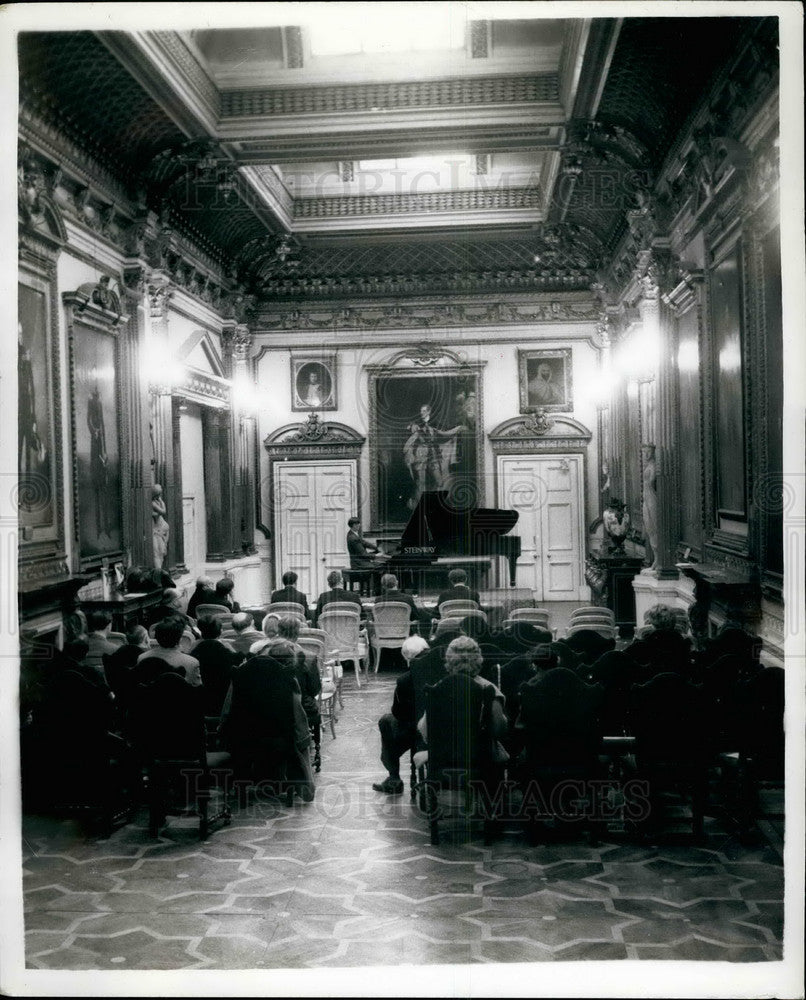 1961 Lonodnerry House and musician - Historic Images