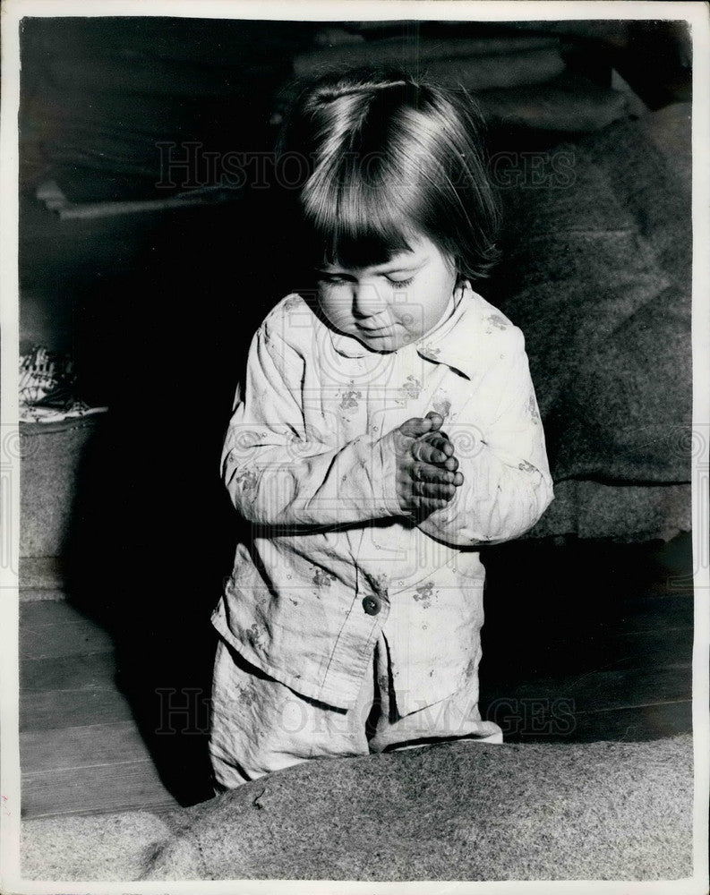1965 Irene Bird ,3, saying her bedtime prayers - Historic Images