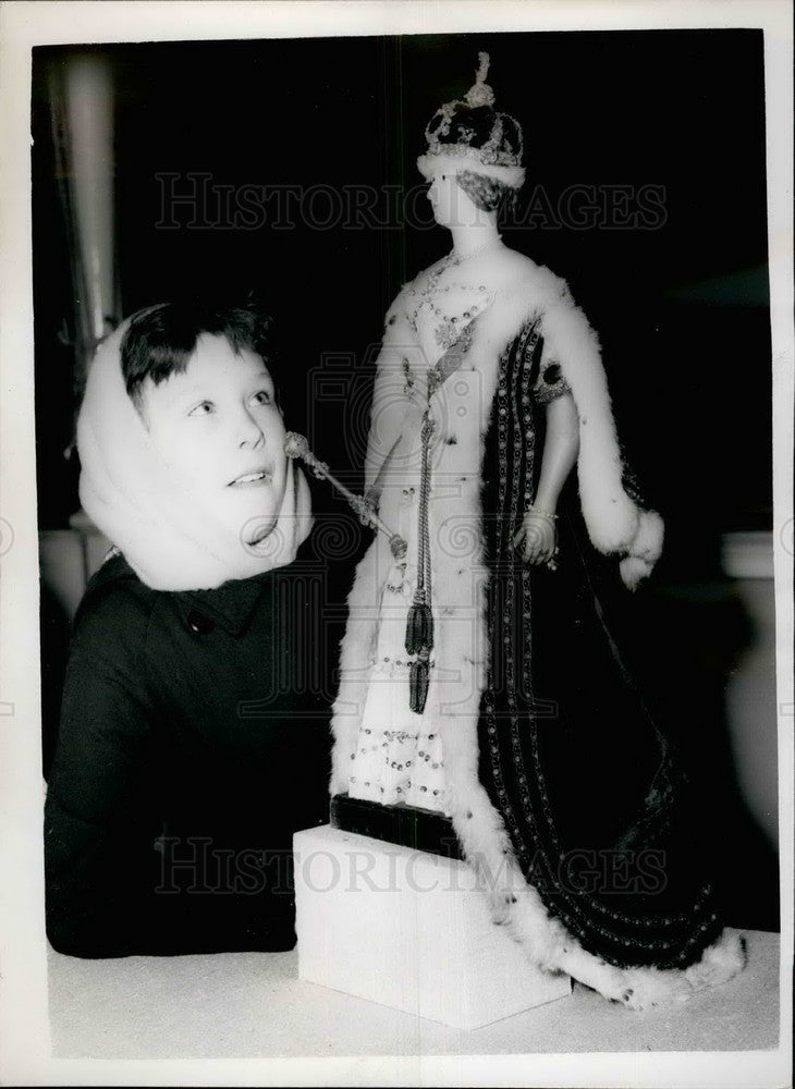 1957 Press Photo Victorian Exhibition at the Bethnal Green Museum - KSB32717-Historic Images