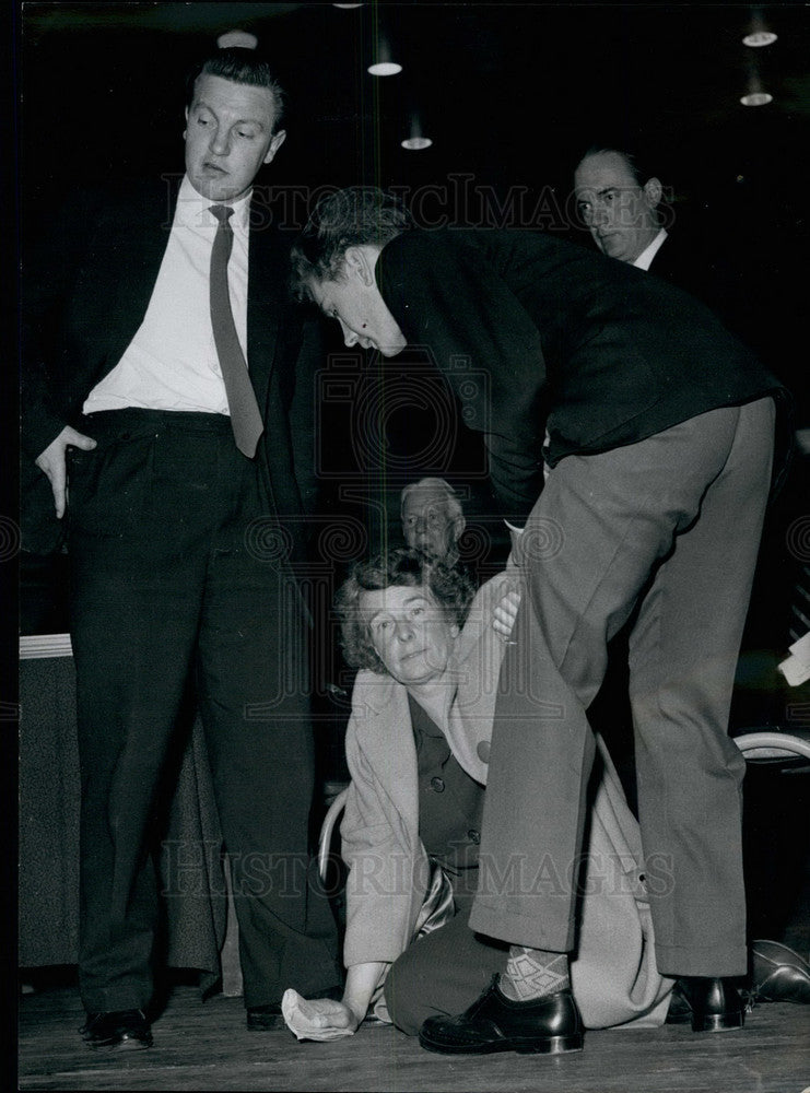 1961 Press Photo Gwendolen Barter & police at R.S.P.C.A protest - KSB32761 - Historic Images