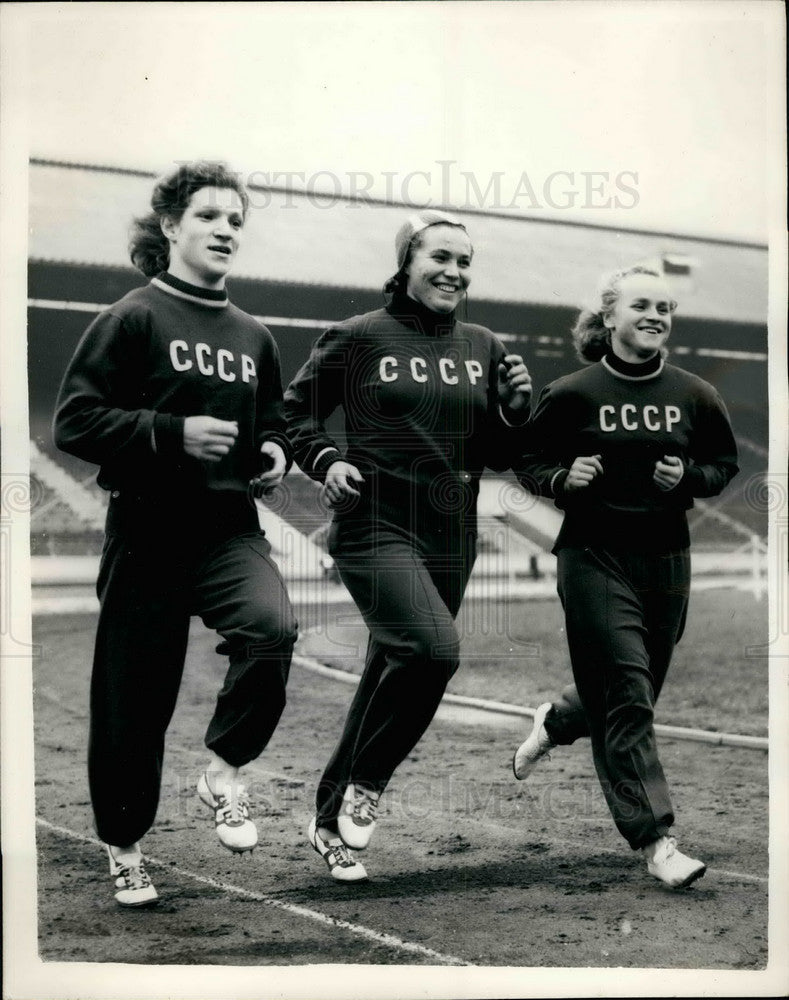 Press Photo Russian athletes at London in Floodlit Athletics Match - Historic Images