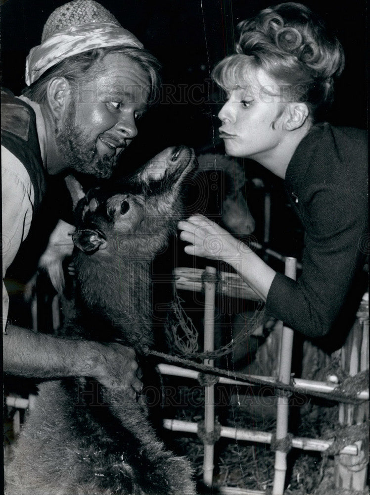 Press Photo Actress Heidi Bruhl &amp;James Dobson &amp; a goat - KSB32883 - Historic Images