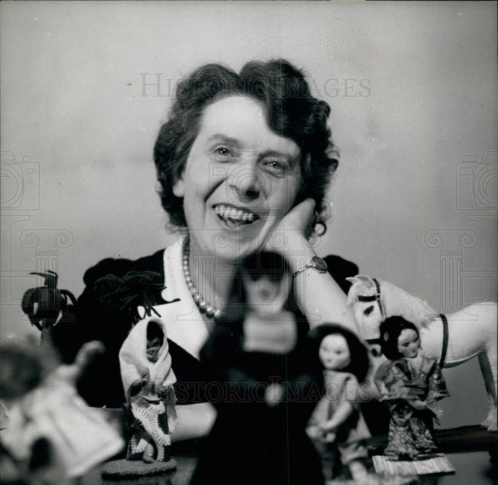 Press Photo Mrs. Irene P. Warnekjen and her dolls - KSB32901 - Historic Images