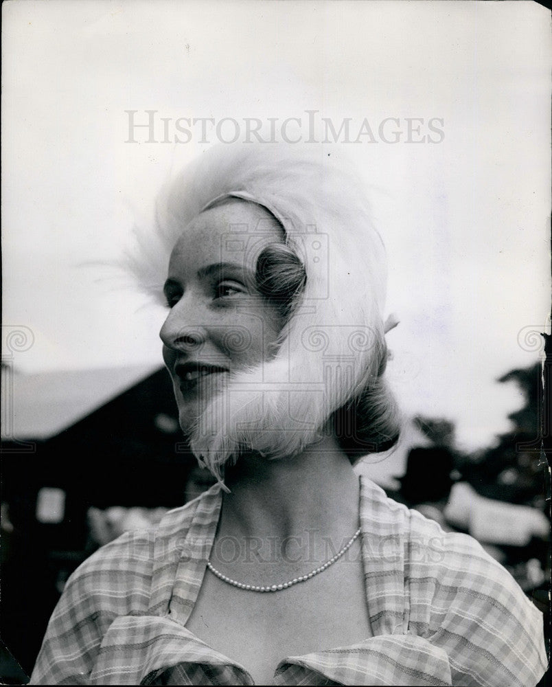 Press Photo Mrs. Barbara Calvert wears an osprey feather in her hat - KSB32989 - Historic Images