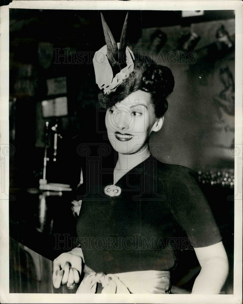 Press Photo The &quot;Vermouth Villager&quot; hat at Sally Victor Fall - KSB33123 - Historic Images