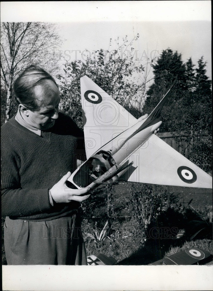 Press Photo An  Art Master Who "Commands" His Self-Made Air Force - Historic Images