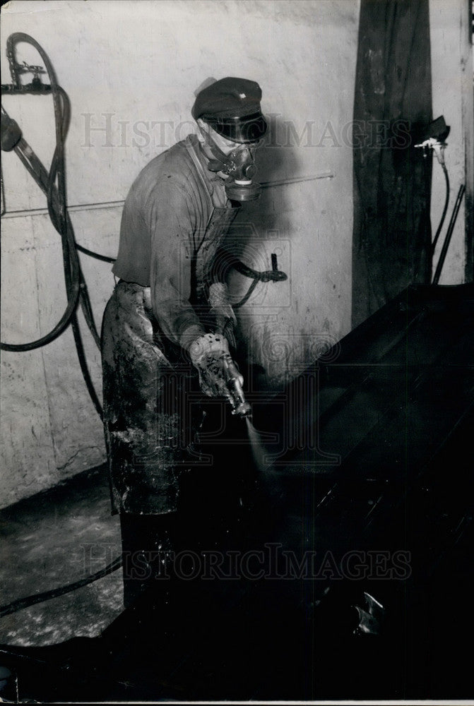 Press Photo Power spraying body sections of the Lloyd car - KSB33163-Historic Images