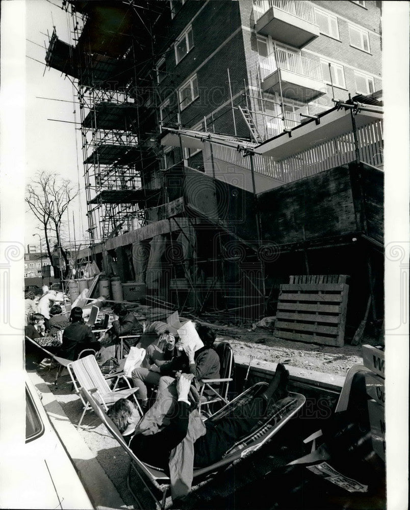 1972 Press Photo People camp out to get cheap flats in Buttermere Court-Historic Images