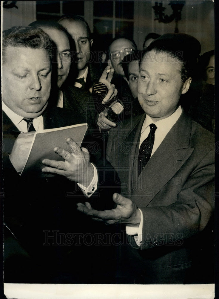 Press Photo Dr. Lacour and a journalist - KSB33199-Historic Images