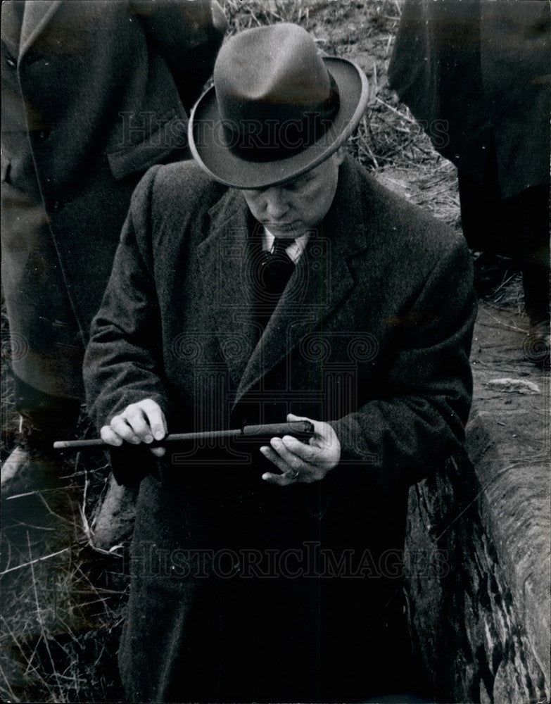 1958, Police hunt for a girl&#39;s murderer - KSB33217 - Historic Images