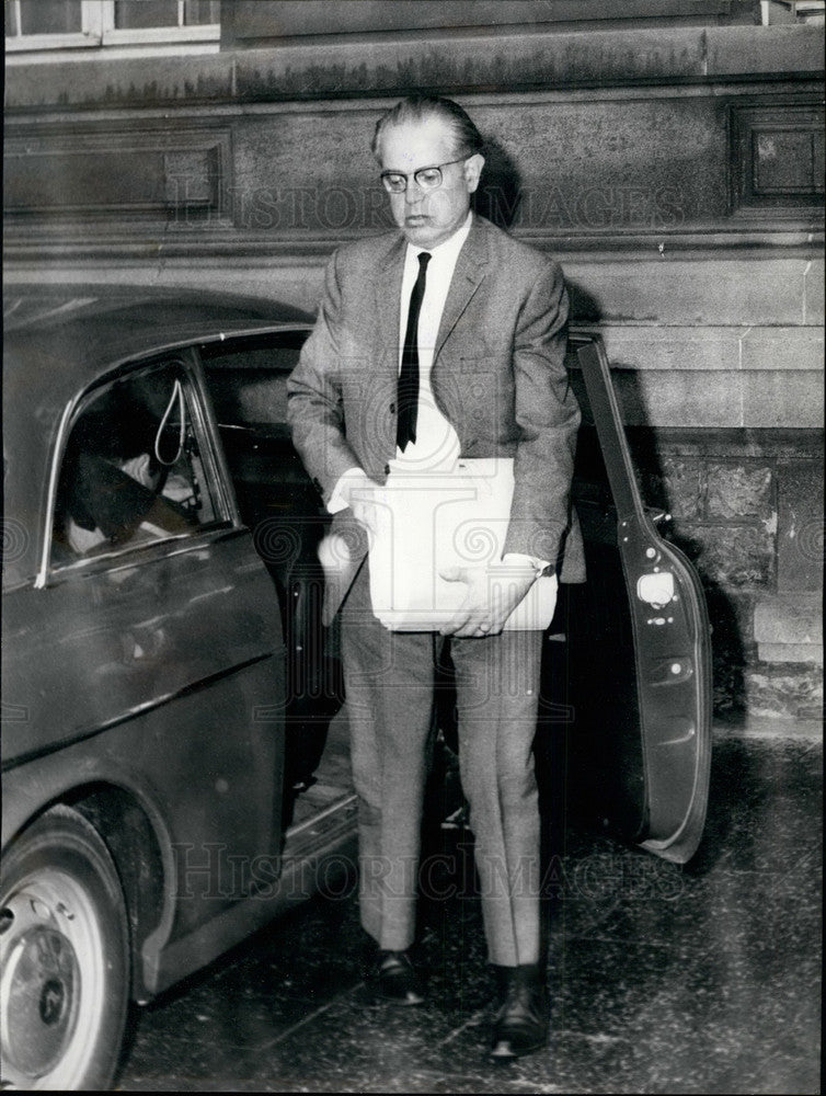 Press Photo A court attendant prepares evidence in murder trial - KSB33229 - Historic Images