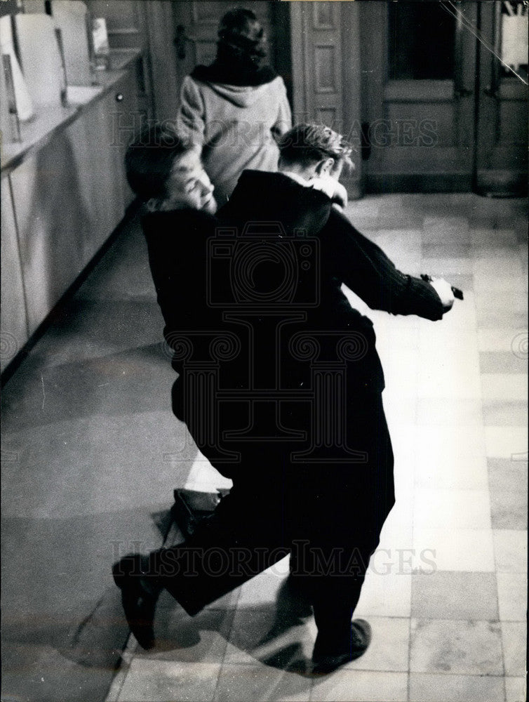 1957 Press Photo Bank robbery defeated - Historic Images