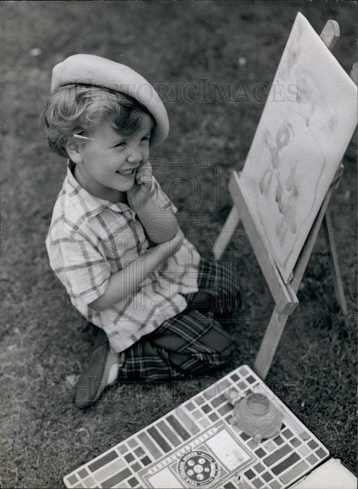 Press Photo A child painting apicture - KSB33433 - Historic Images