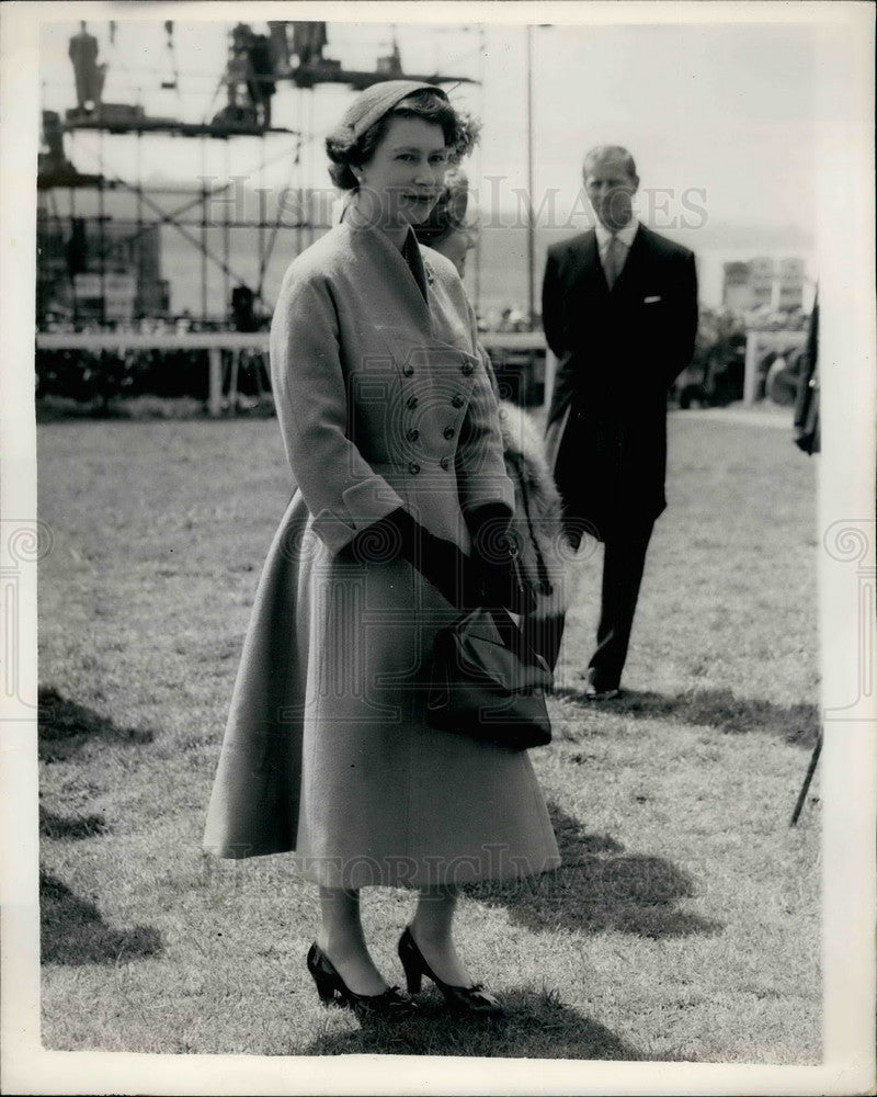 1955 H.M. the Queen at Epsom - Historic Images