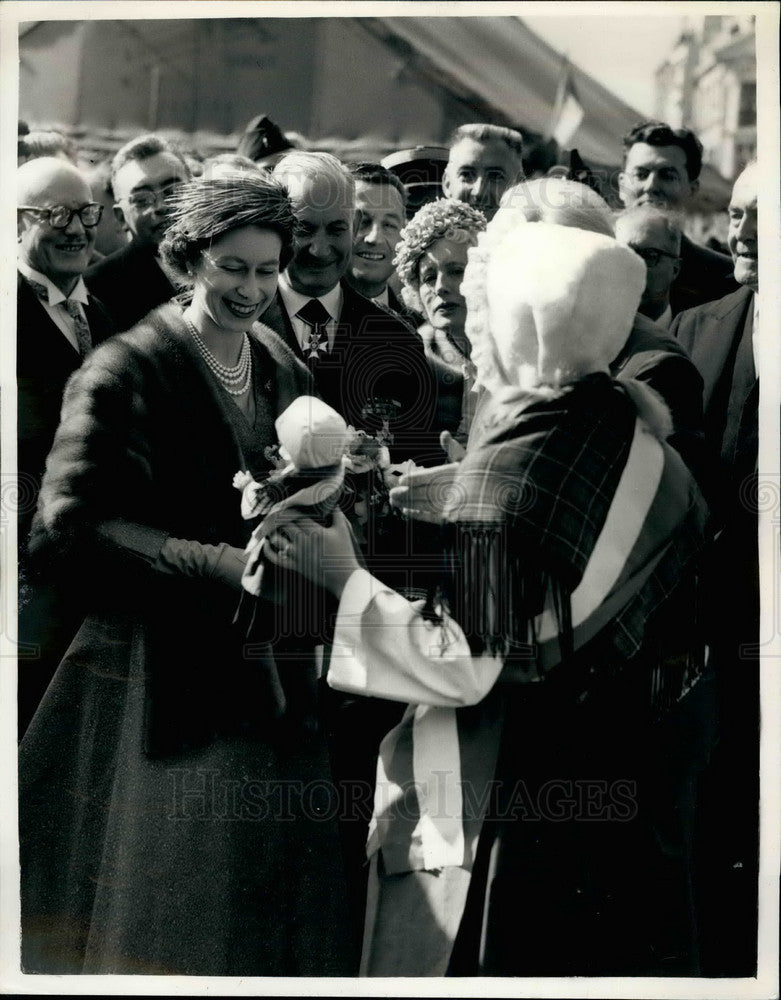 1957, The Queen receives a doll from young girl - KSB33475 - Historic Images