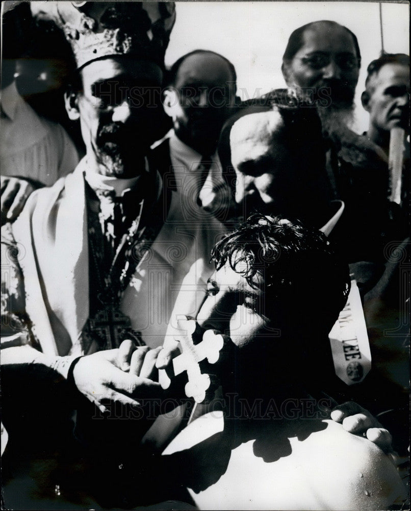 Press Photo Archbishop Iakovos gives blessing to Jim Mouzourakis - Historic Images